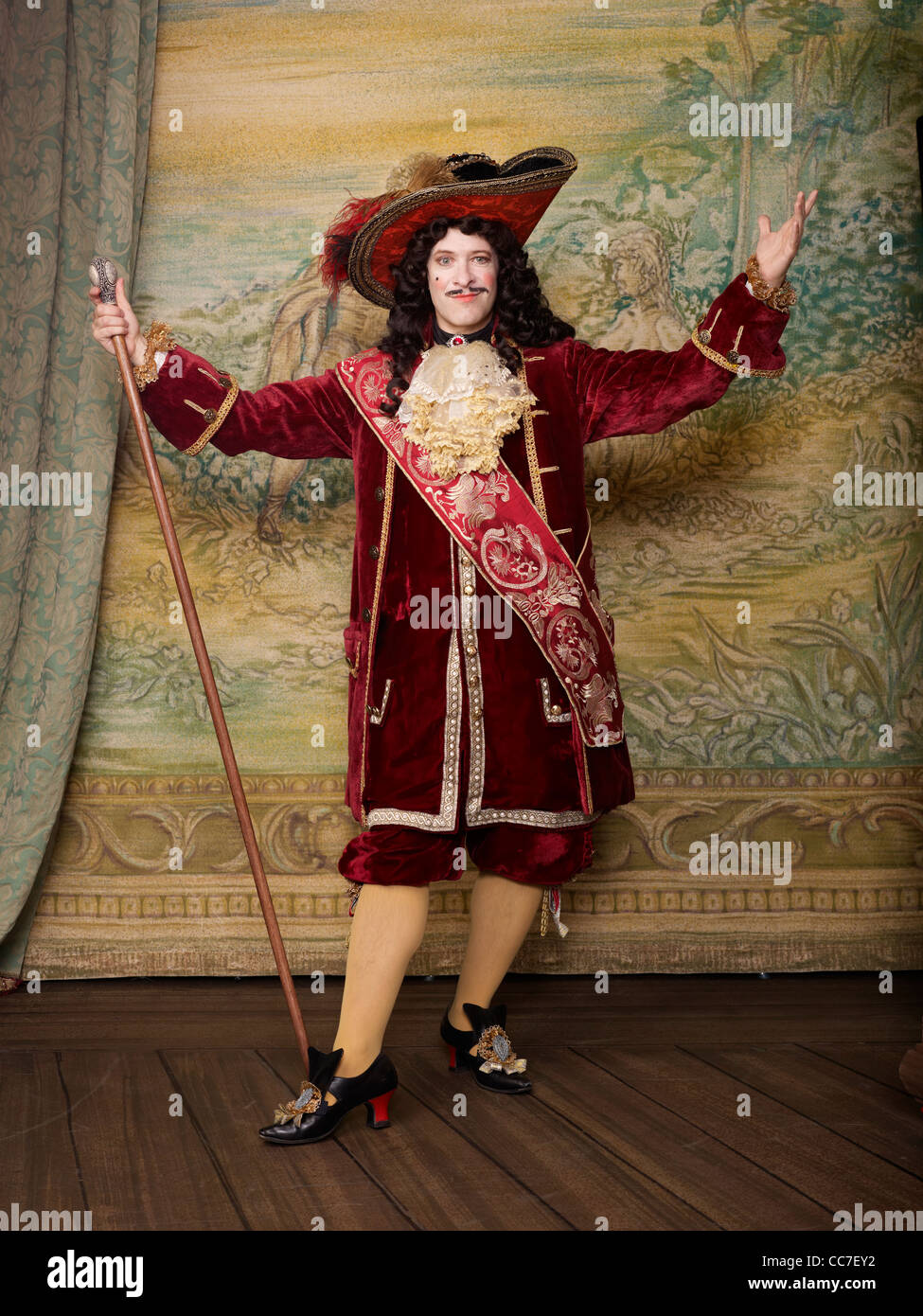 Attore vestito in un vecchio stile costume sul palcoscenico Foto Stock