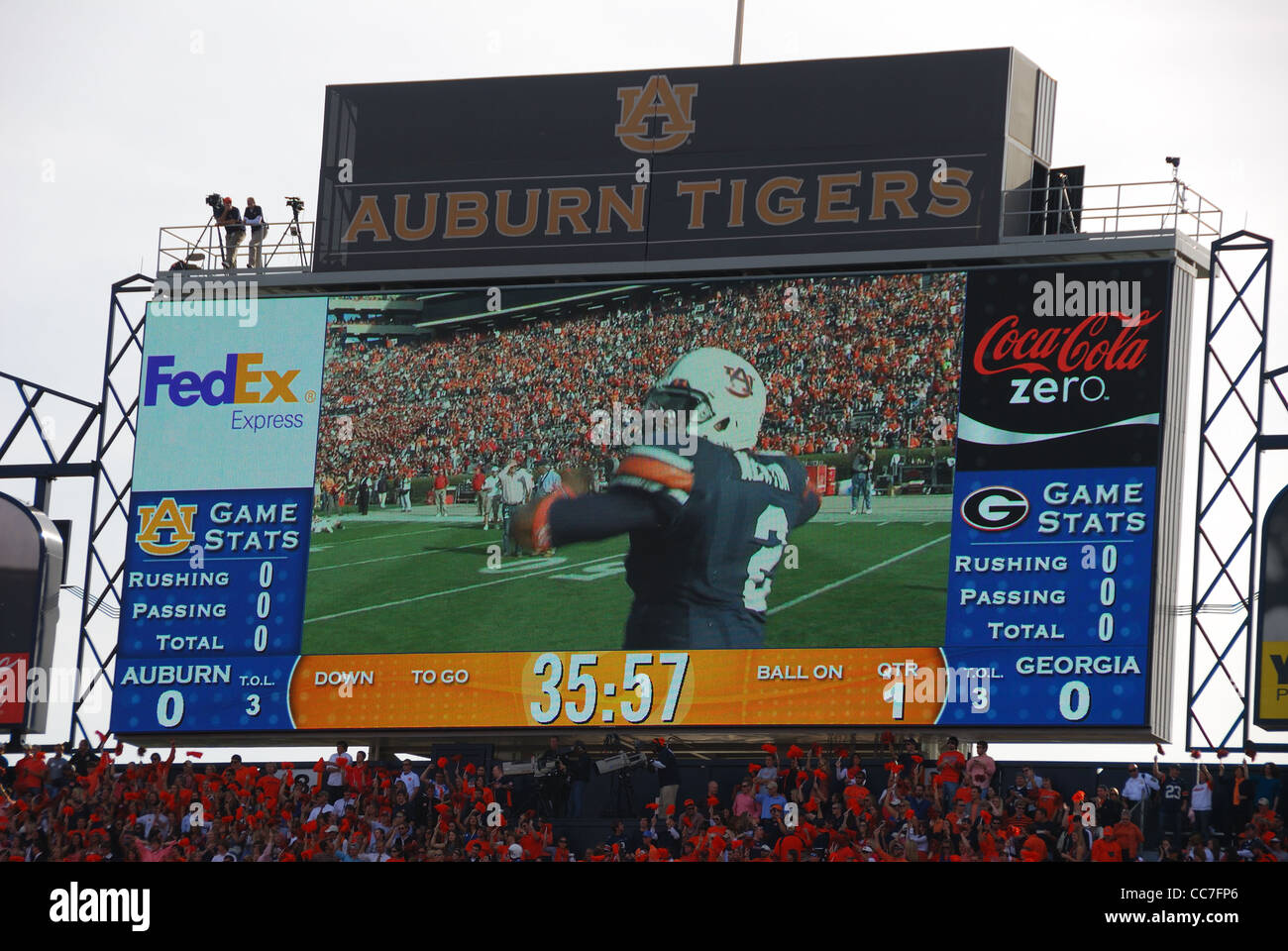 Novembre 13, 2010: Cam Newton, 2010 Heisman vincitore del trofeo, è visto il grande quadro di valutazione alla Auburn University prima di una partita. Foto Stock