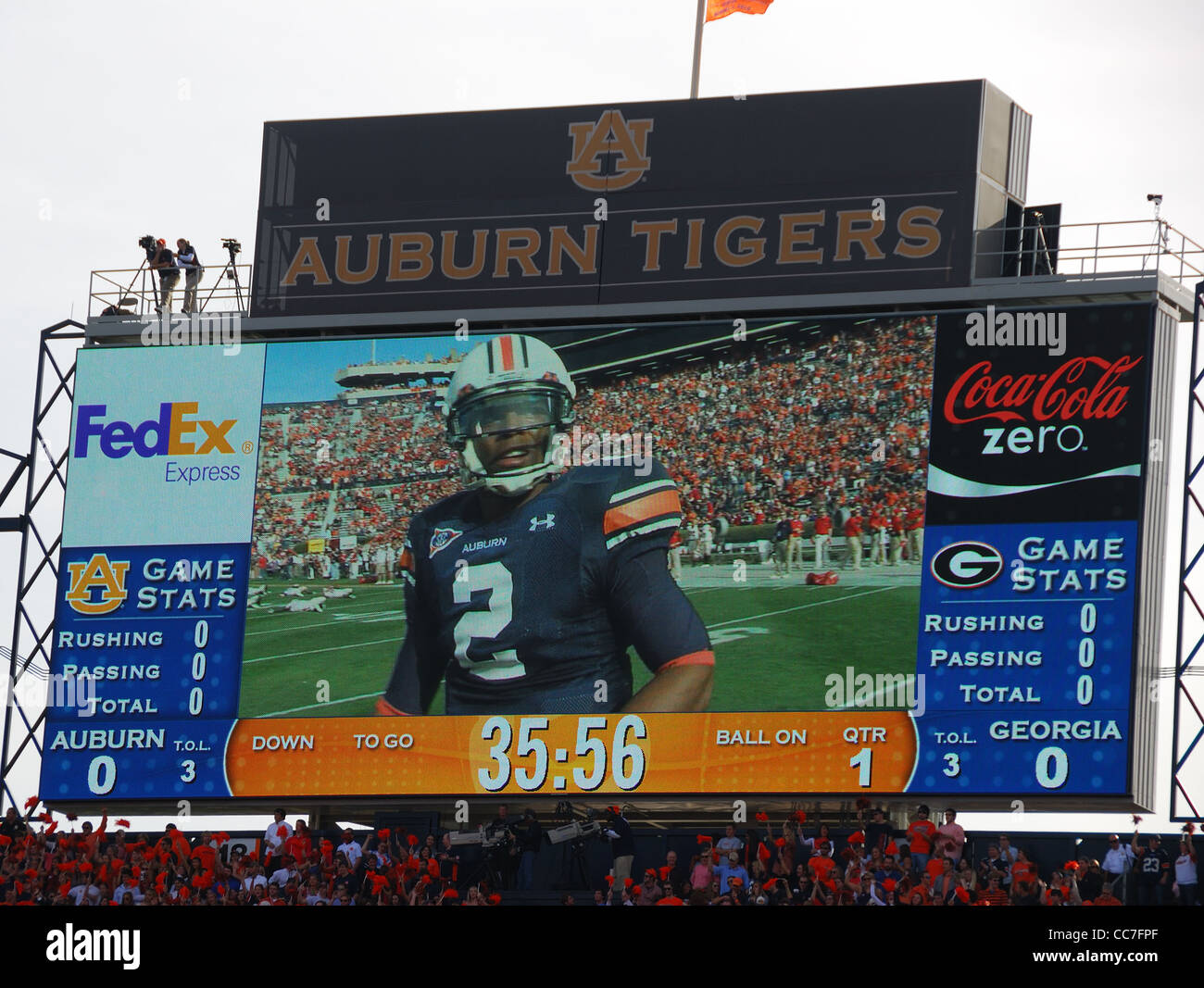 Novembre 13, 2010: Cam Newton, 2010 Heisman vincitore del trofeo, è visto il grande quadro di valutazione alla Auburn University prima di una partita. Foto Stock