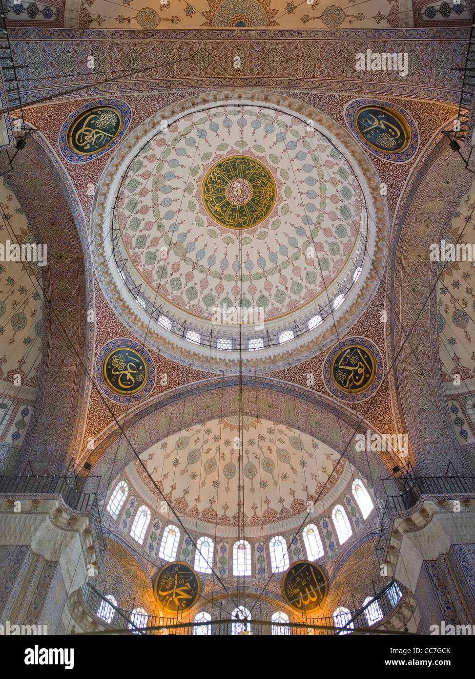 Cupola interna di Yeni Camii la moschea nuova o Moschea del Sultano valido? Istanbul, Turchia Foto Stock