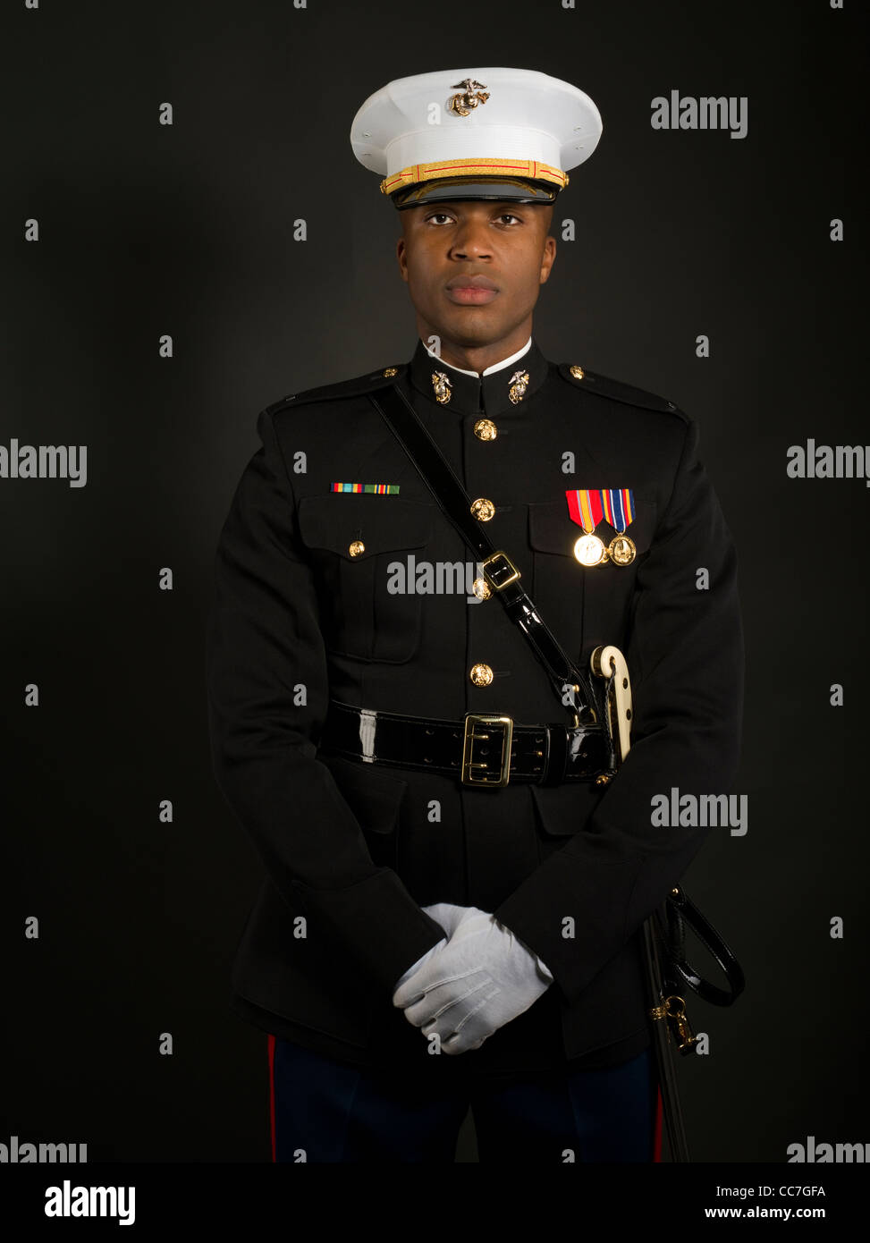 Stati Uniti Marine Corps Officer in vestito blu " un' uniforme medaglie compresi nastri guanti bianchi, caserma coperchio ( hat ) spada Foto Stock