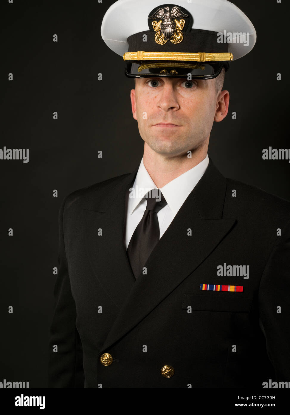 Marina degli Stati Uniti Officer in abito di servizio uniforme di Blues con combinazione di coperchio ( hat ) Foto Stock