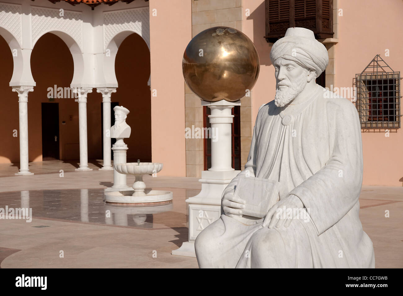 Israele, CESAREA, Ralli Museum di arte moderna statua del Rambam (Maimonides) Foto Stock