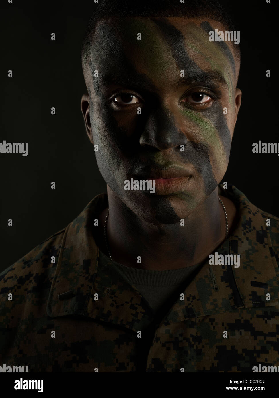 Stati Uniti Marine Corps Officer in MARPAT digital camouflage uniforme e camo face paint Foto Stock