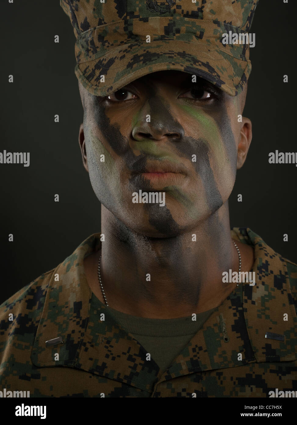 Stati Uniti Marine Corps Officer in MARPAT digital camouflage uniforme e camo face paint Foto Stock
