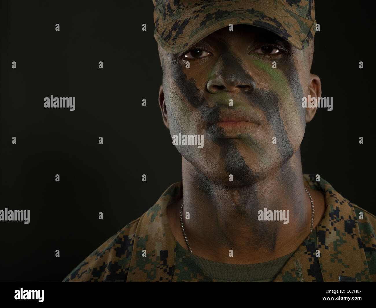 Stati Uniti Marine Corps Officer in MARPAT digital camouflage uniforme e camo face paint Foto Stock