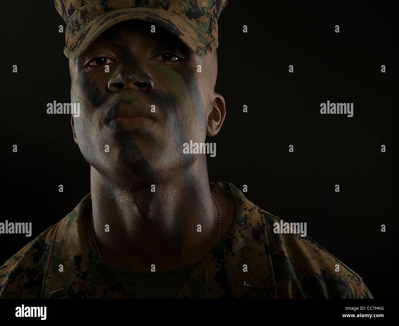 Stati Uniti Marine Corps Officer in MARPAT digital camouflage uniforme e camo face paint Foto Stock