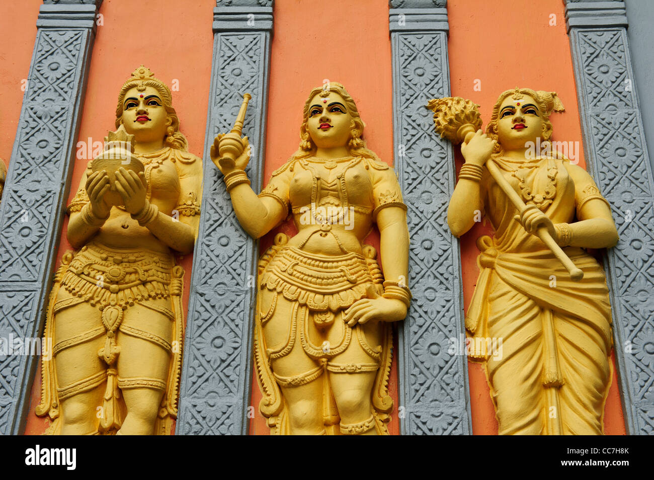 Primo piano di statue femminili al Tempio Sri Senpaga Vinayagar, Singapore. Foto Stock