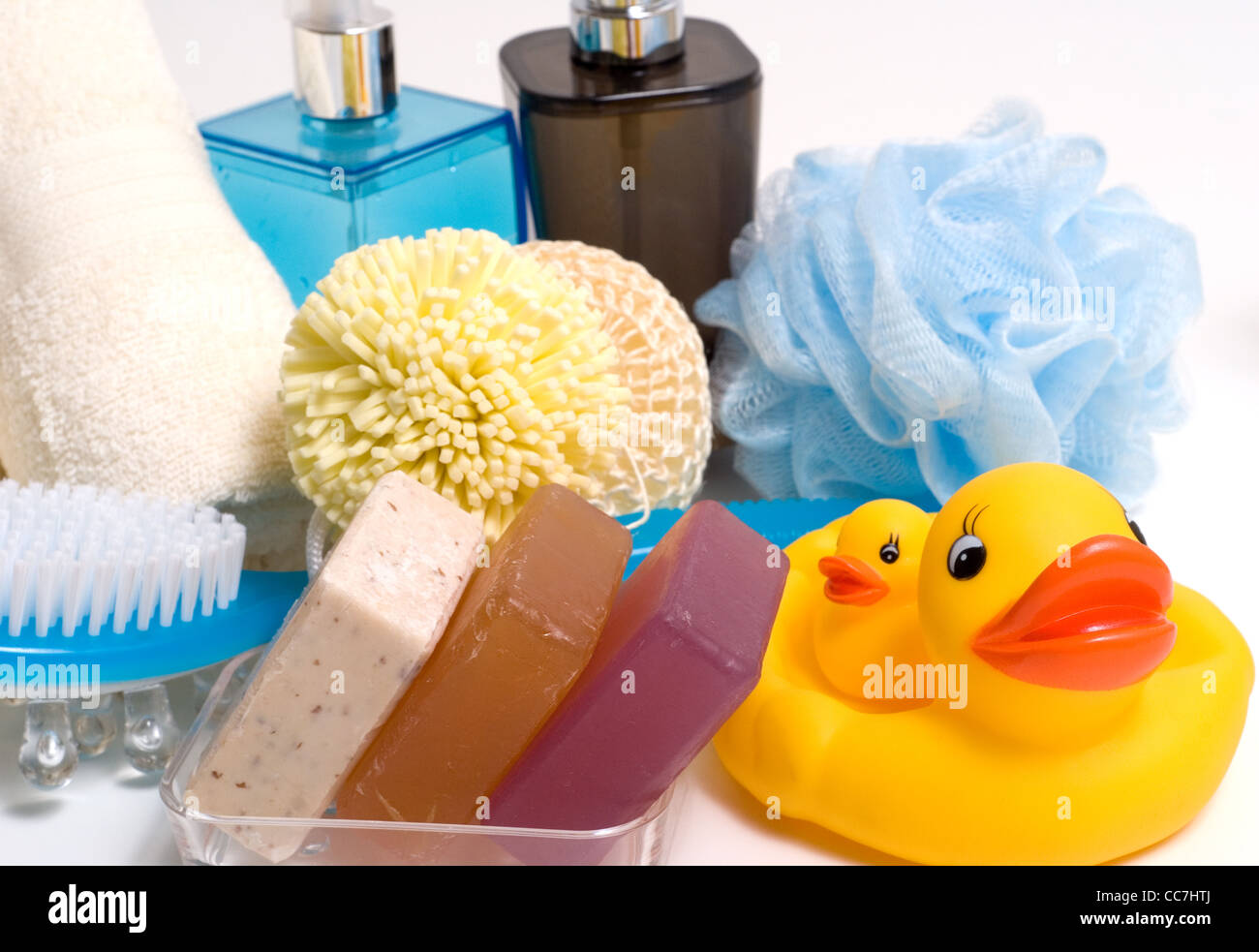 Asciugamani da bagno, saponette, spugne e le papere di gomma. Foto Stock
