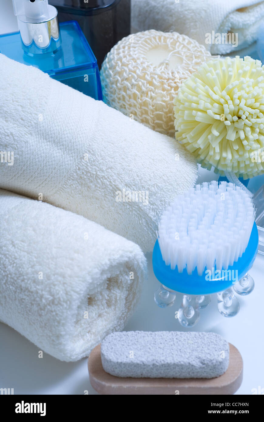 Asciugamani da bagno e vasca da bagno spugne e spazzola. Foto Stock