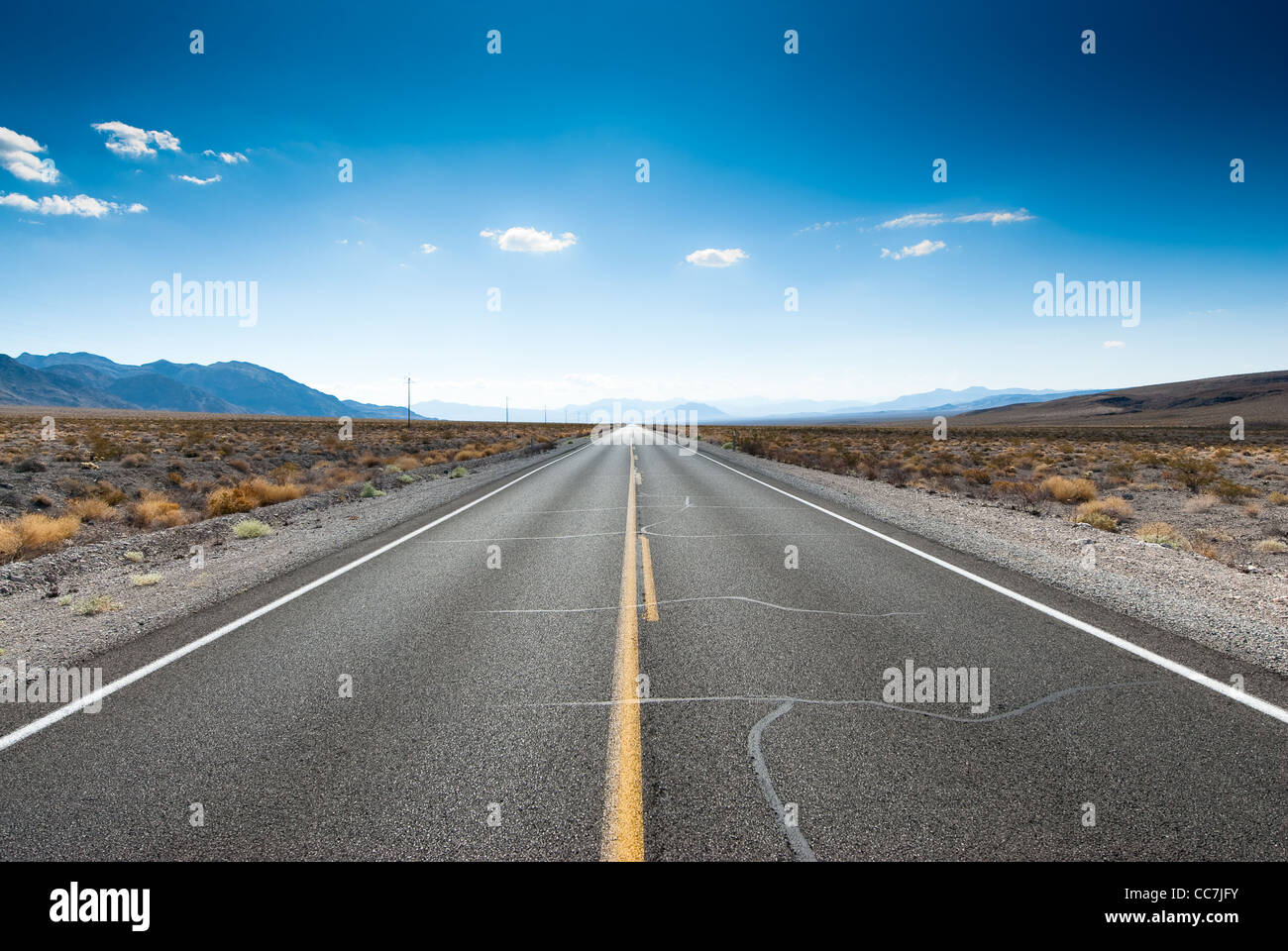 Autostrada dritto in Sierra Nevada, Stati Uniti d'America Foto Stock