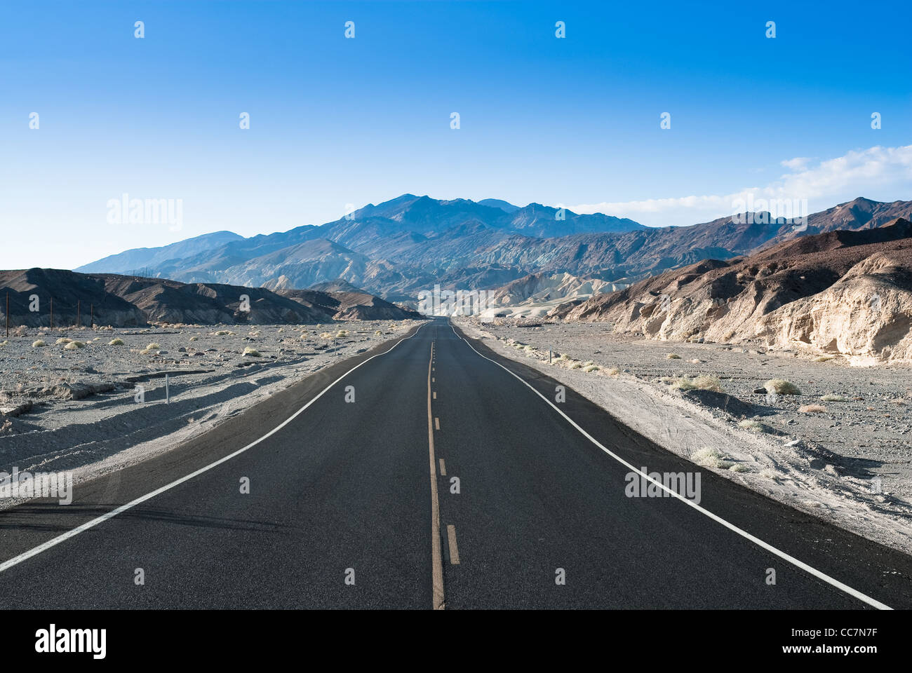 Autostrada nel parco nazionale della Valle della Morte, Nevada, Stati Uniti d'America Foto Stock