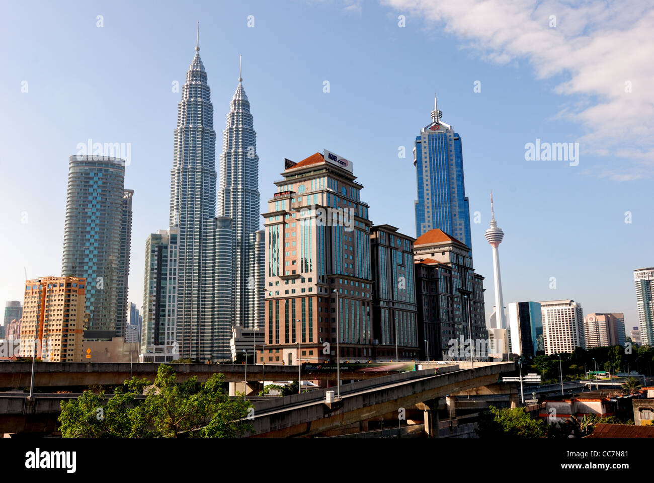 Vista dello skyline di Kuala Lumpur su autostrada Foto Stock