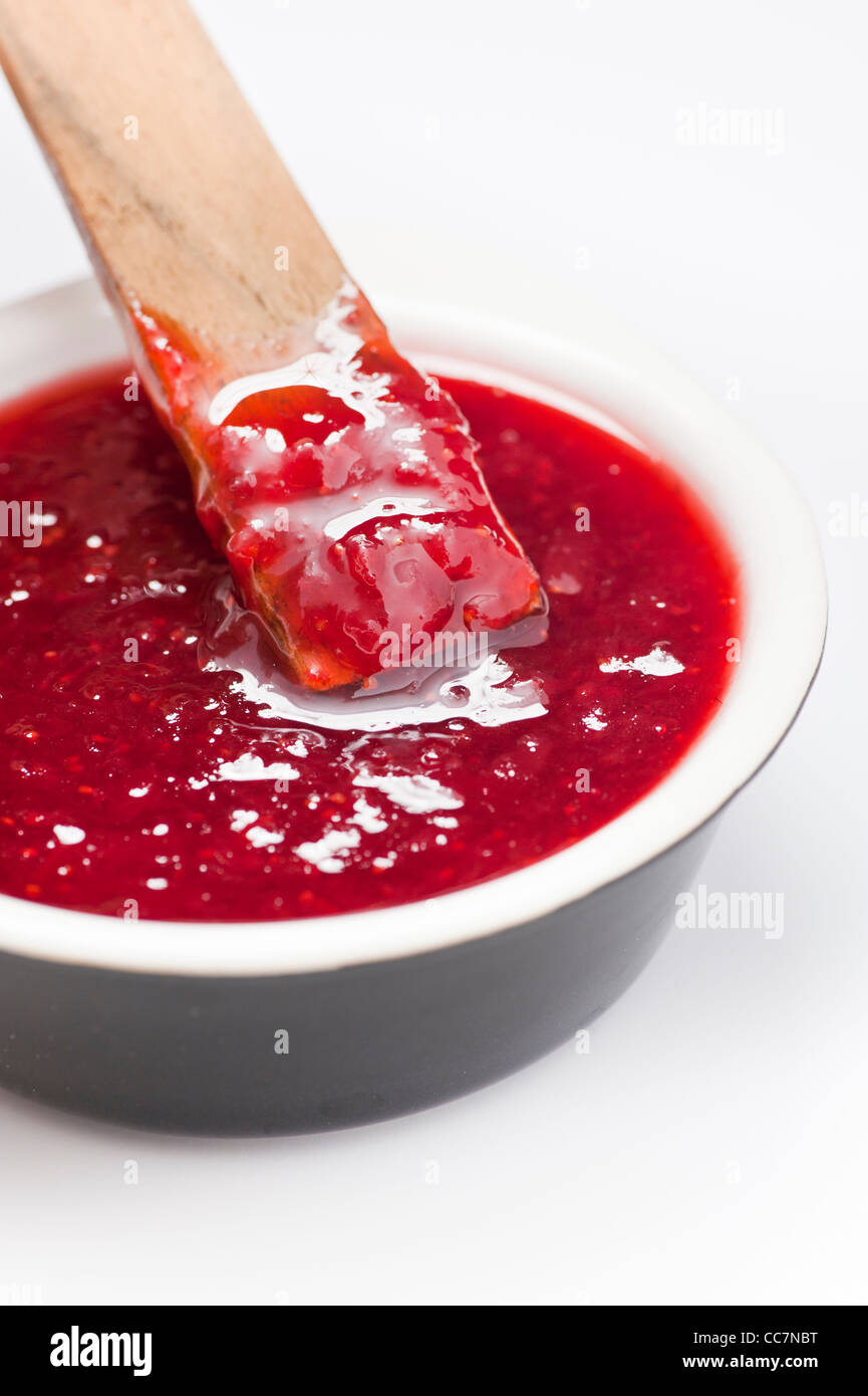 Ciotola riempita con confettura di fragole Foto Stock