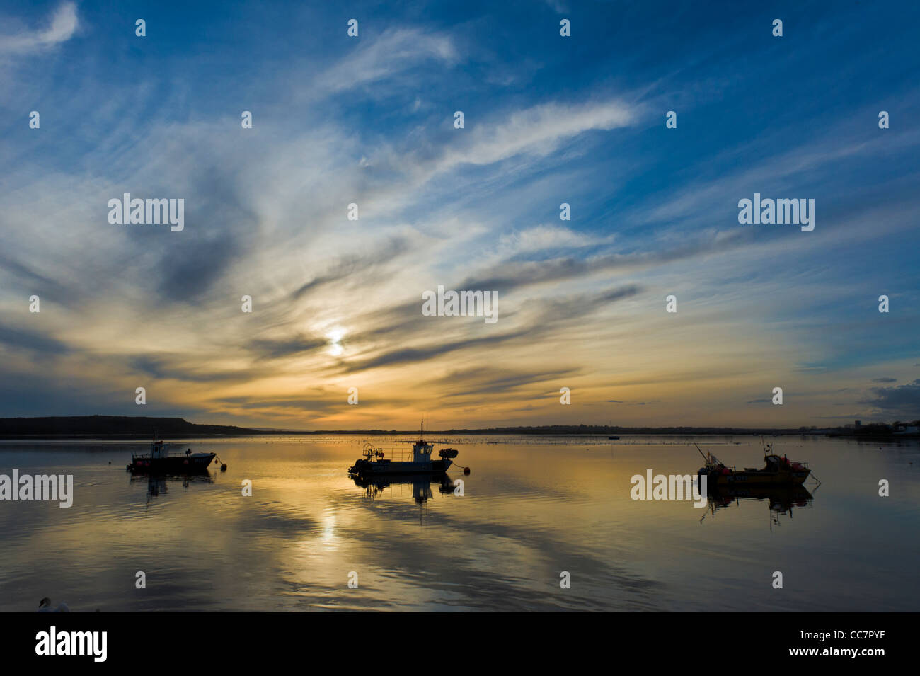 Barche da pesca al tramonto Christchurch Harbour Dorset Inghilterra Foto Stock