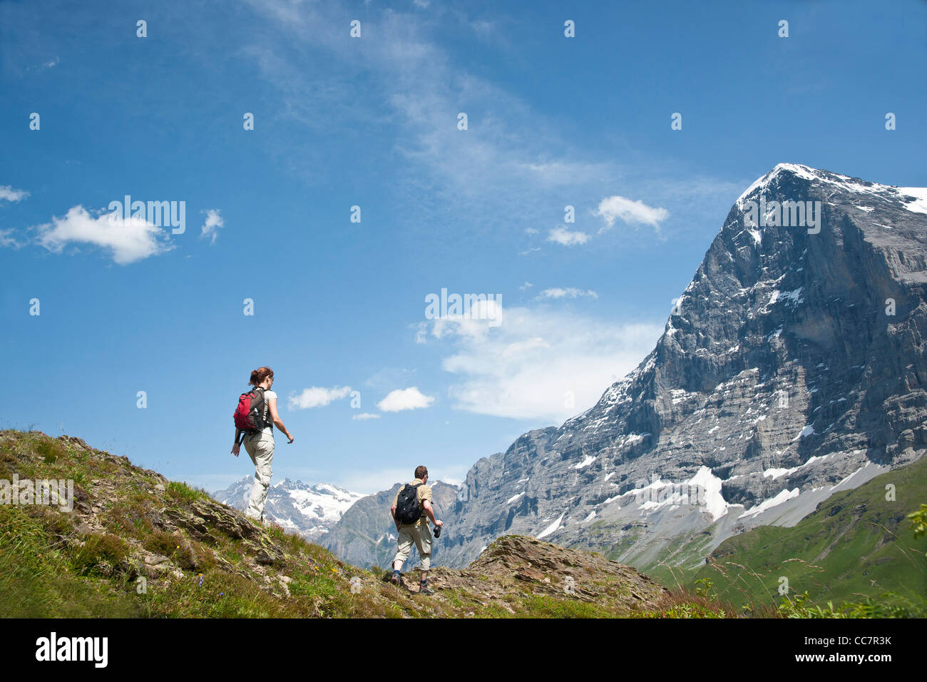Escursionismo coppia, Berense bernese, Eiger picco, North Face, Svizzera Foto Stock
