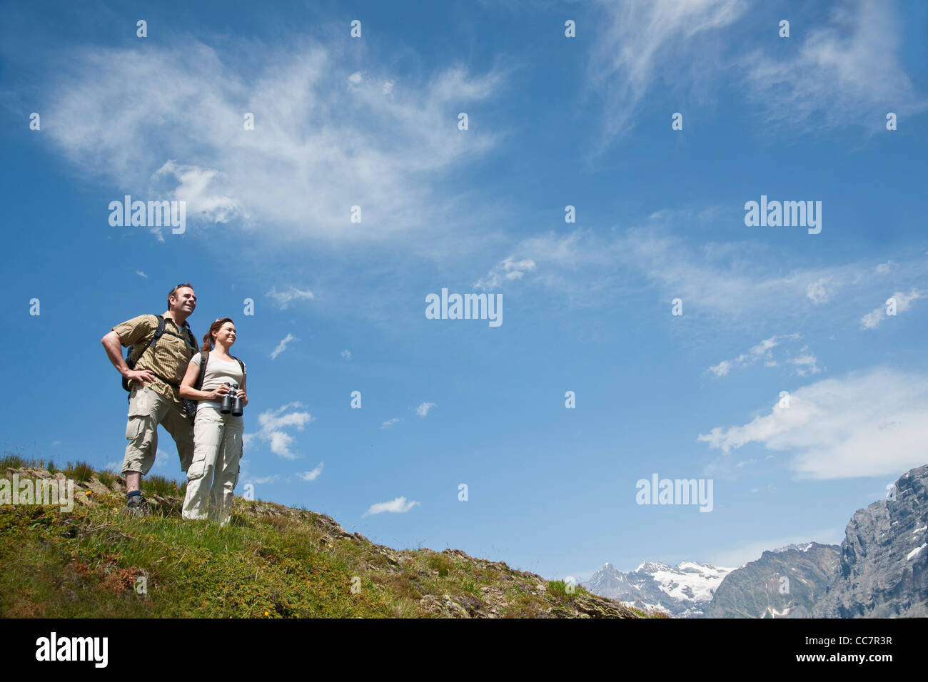 Giovane guardando a vista, Oberland bernese, Svizzera Foto Stock