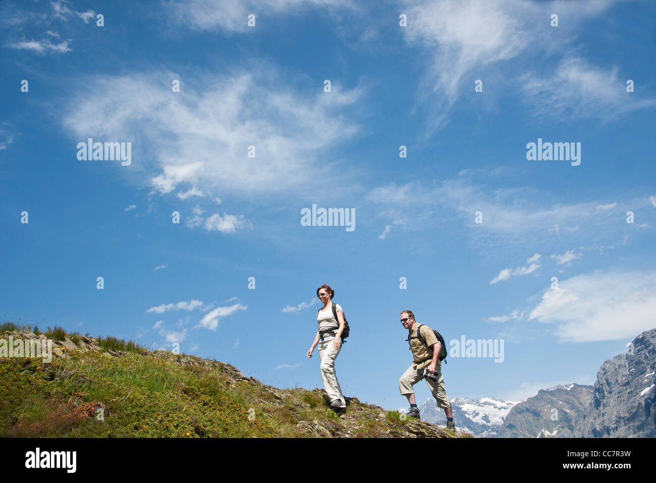 Escursionismo coppia, Oberland bernese, Svizzera Foto Stock