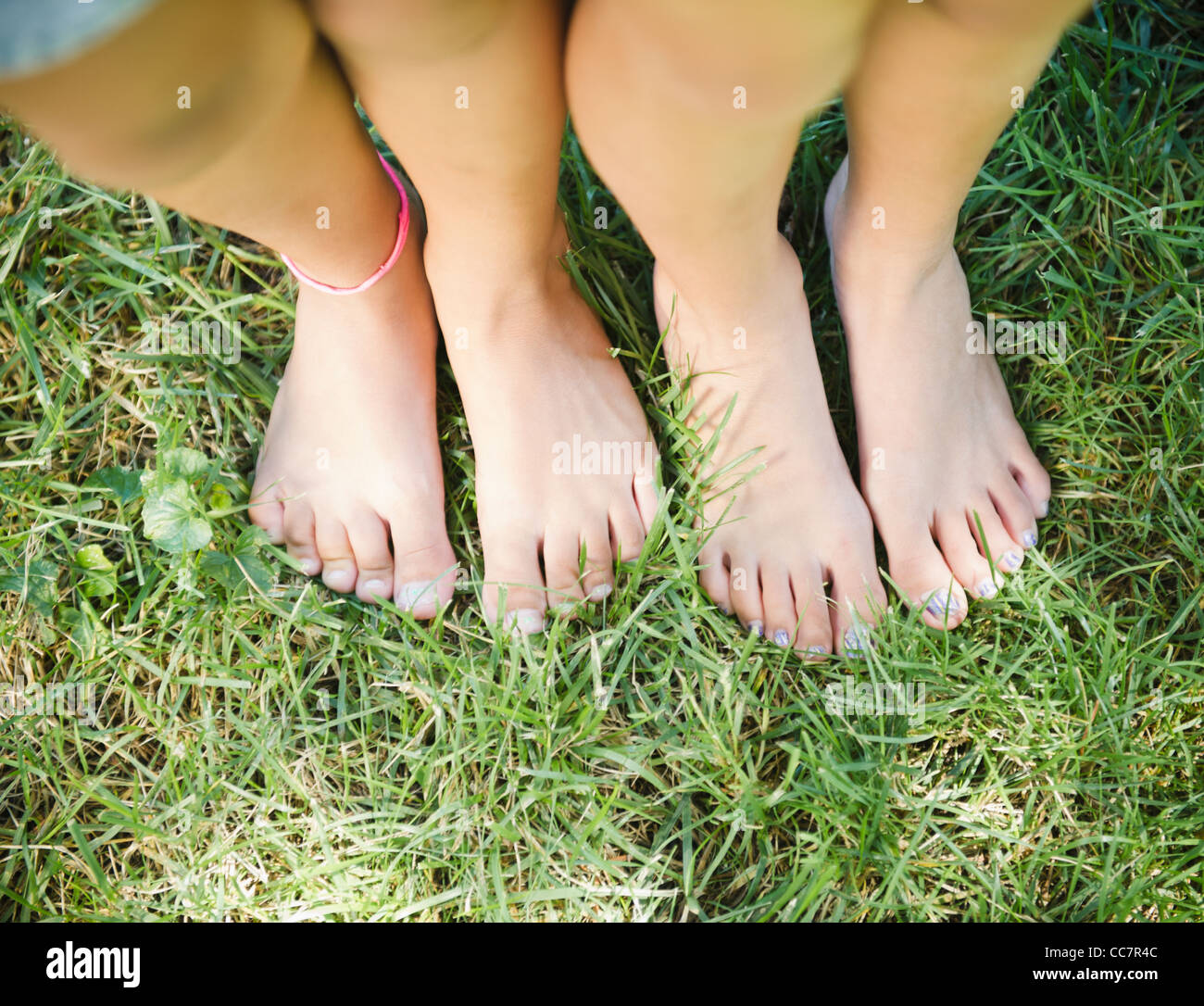 Le ragazze di origine ispanica piedi in piedi in erba Foto Stock