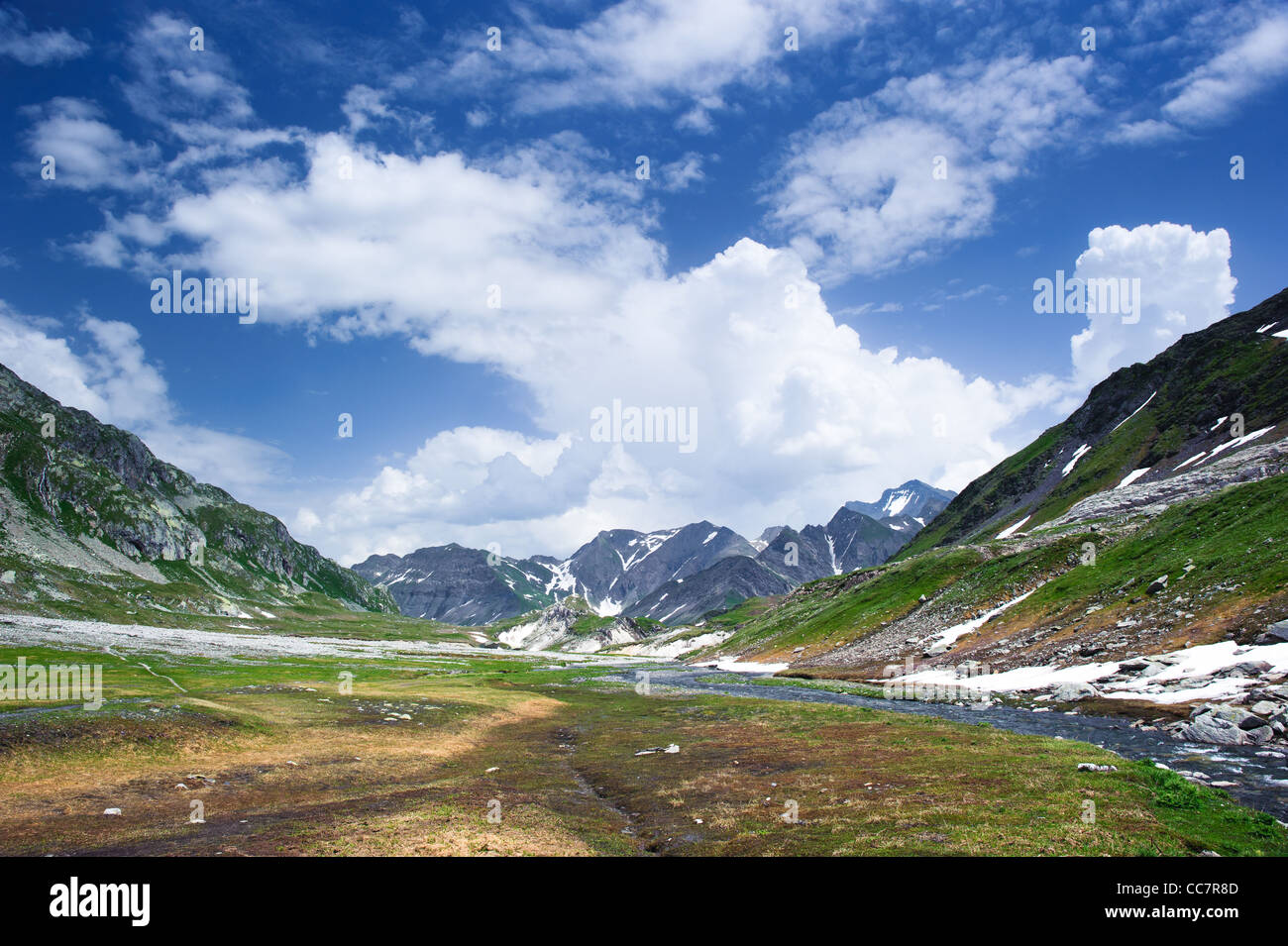 Greina Mountain Valley, con piccolo fiume. Tessin, Svizzera Foto Stock
