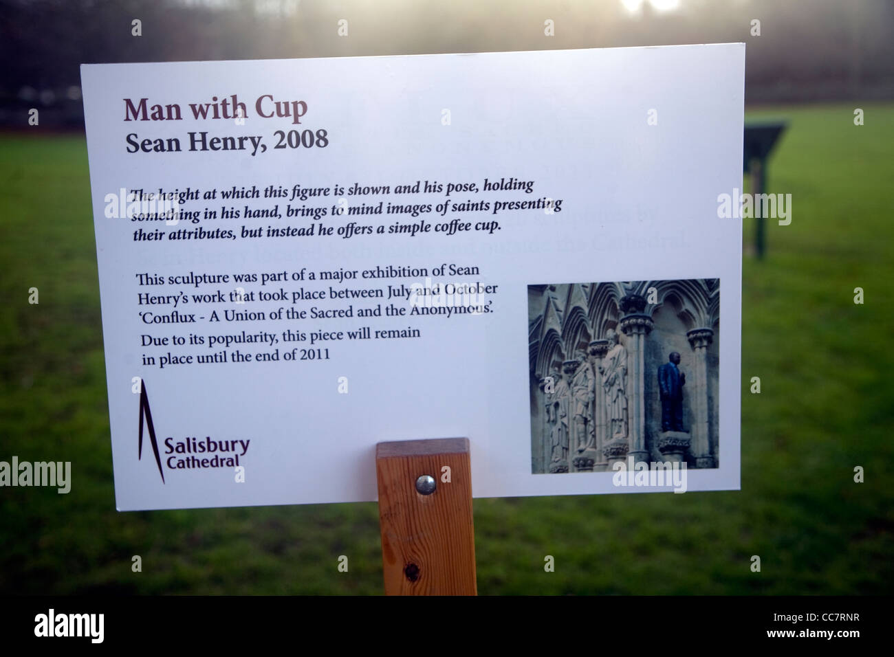 Sean Henry 2008 Uomo con tazza di informazioni, Cattedrale di Salisbury, Wiltshire, Inghilterra Foto Stock