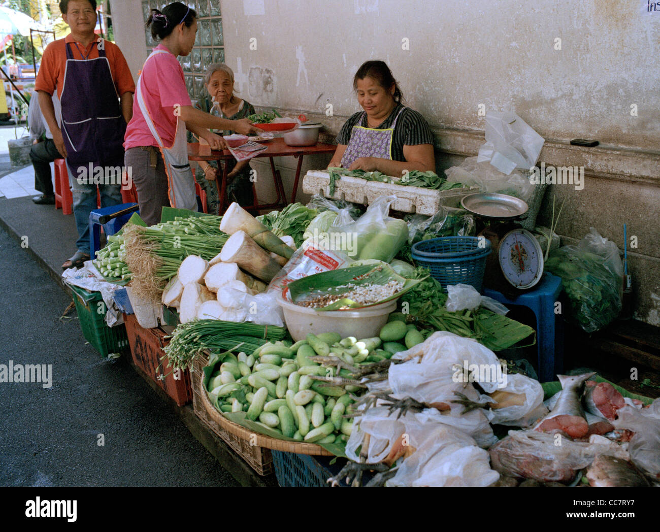 Mercato ortofrutticolo di stallo scena di strada in silom a Bangkok in Tailandia in estremo oriente Asia sudorientale. commercio occupazione lavoro mercati aziendali persone viaggi Foto Stock