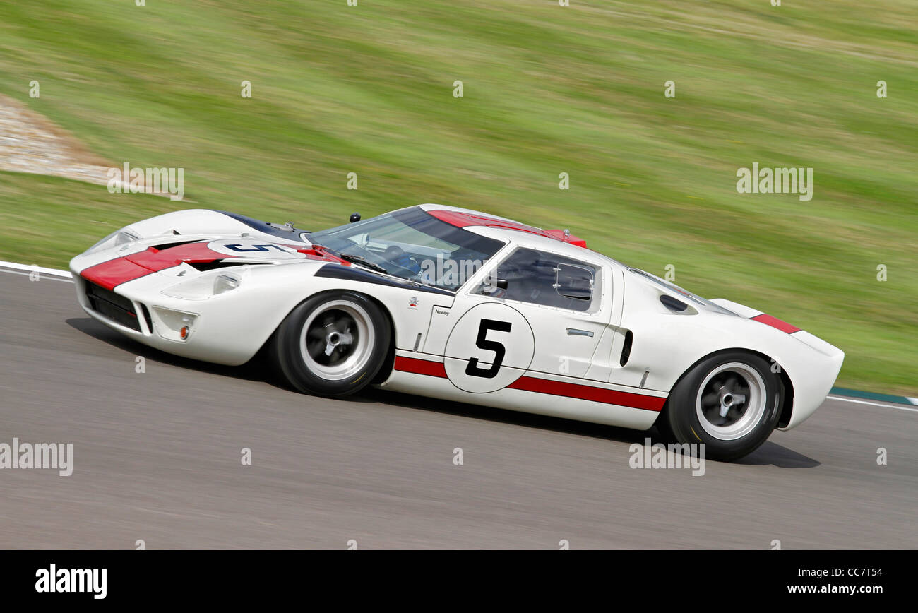 1965 Ford GT40 con driver Adrian Newey durante la Pentecoste Trophy gara al 2011 Goodwood, Sussex, Regno Unito. Foto Stock