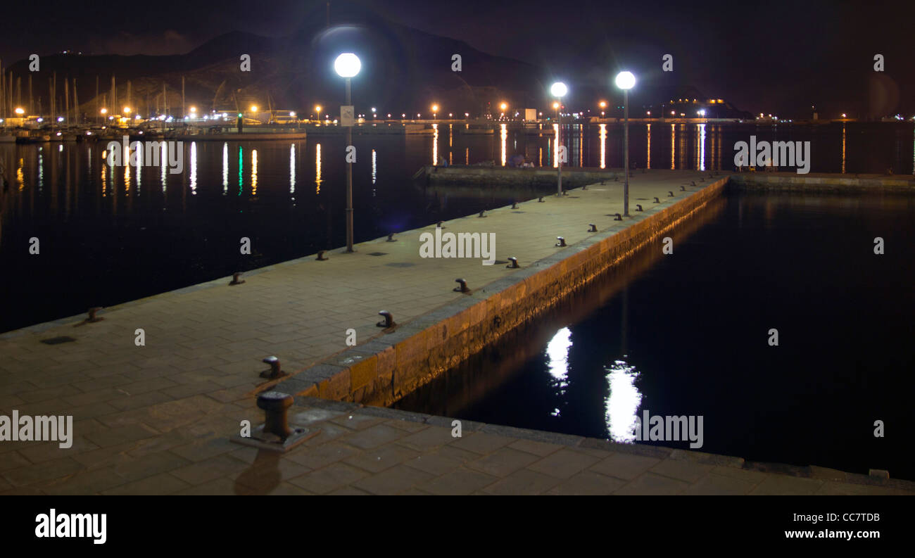 Dock di vuoto alla luce delle lampade Foto Stock