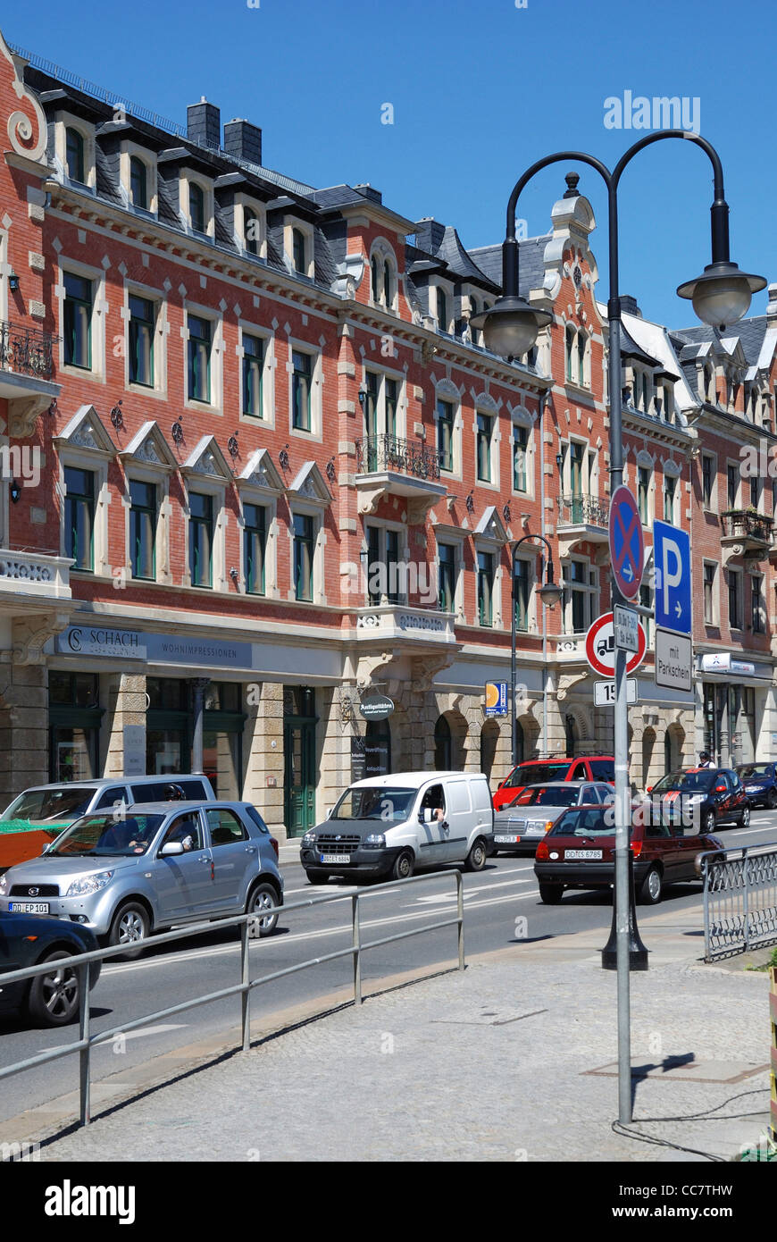 Scena di strada con edifici residenziali al posto di Schiller a Dresda. Foto Stock