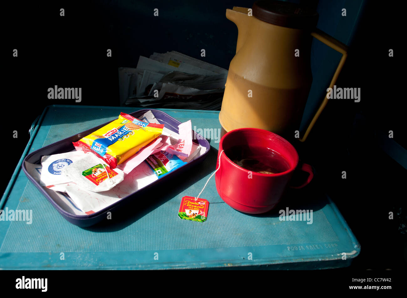 Tazza di tè e teiera in treno indiano Foto Stock