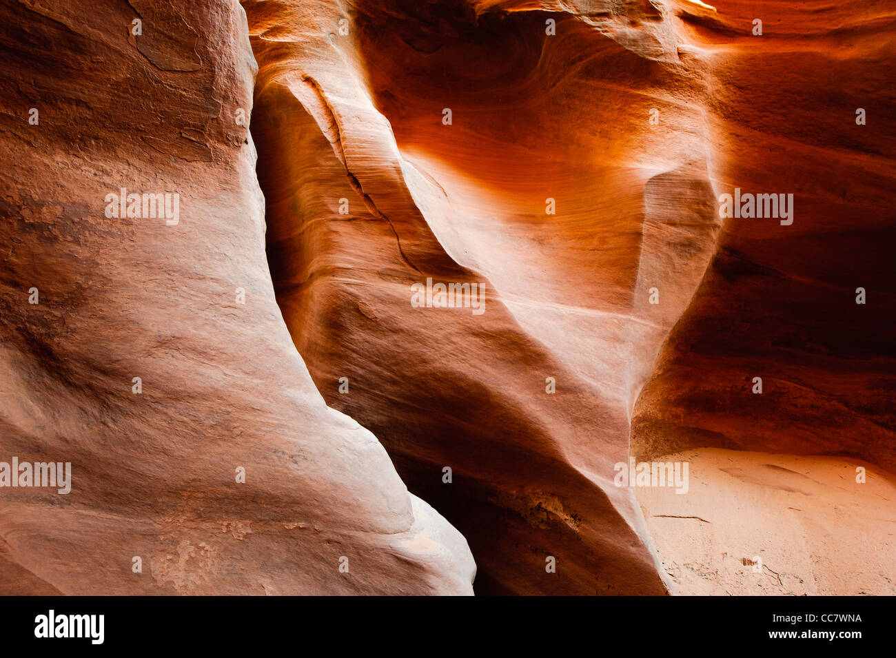 Spooky Slot Canyon, foro in un rock road, la grande scala monumento nazionale, Utah, Stati Uniti d'America Foto Stock