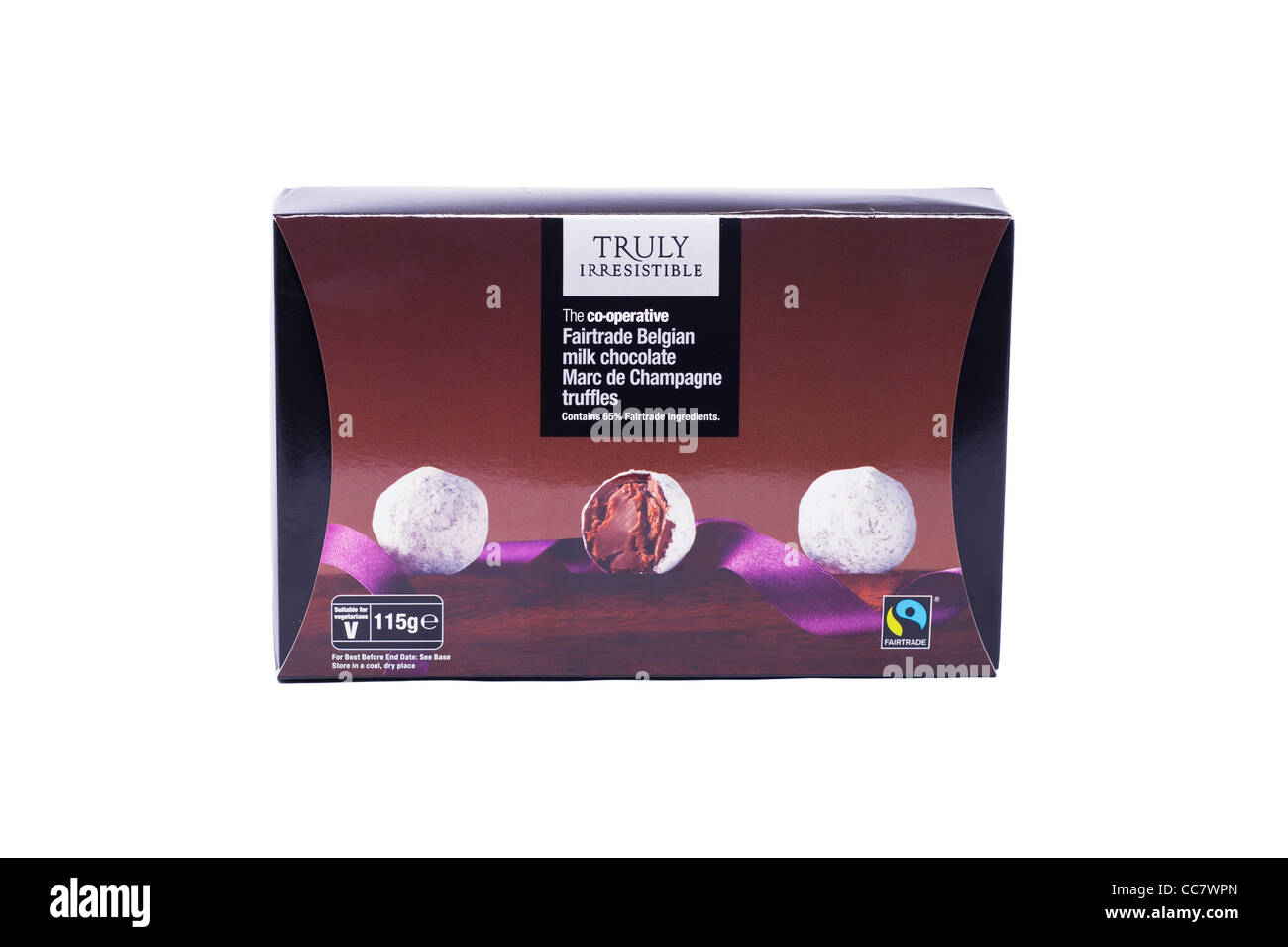 Una scatola di Fairtrade latte belga di cioccolato tartufi champagne su sfondo bianco Foto Stock