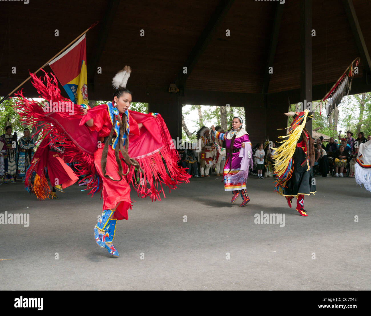 La Gente delle Prime Nazioni di danza nel villaggio indiano a Calgary Stampede in Canada Foto Stock