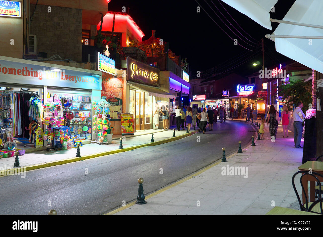 Tempo di notte scena di strada in tourist shopping centro di Sidari, Corfù, Grecia Foto Stock