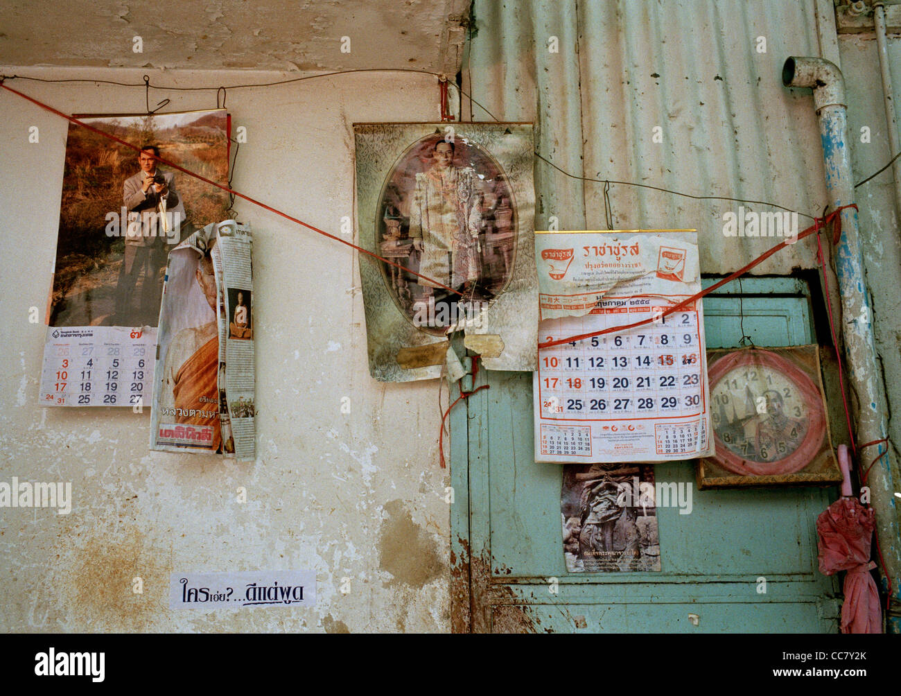 I calendari di re Bhumibol in Silom Bangkok in Thailandia in estremo oriente Asia sudorientale. patriot patriottismo baraccopoli del mercato reportage di viaggio documentario Foto Stock