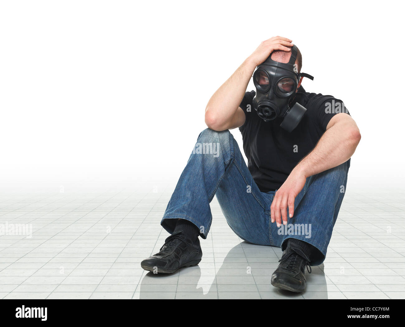 Sit uomo indossare maschera a gas Foto Stock