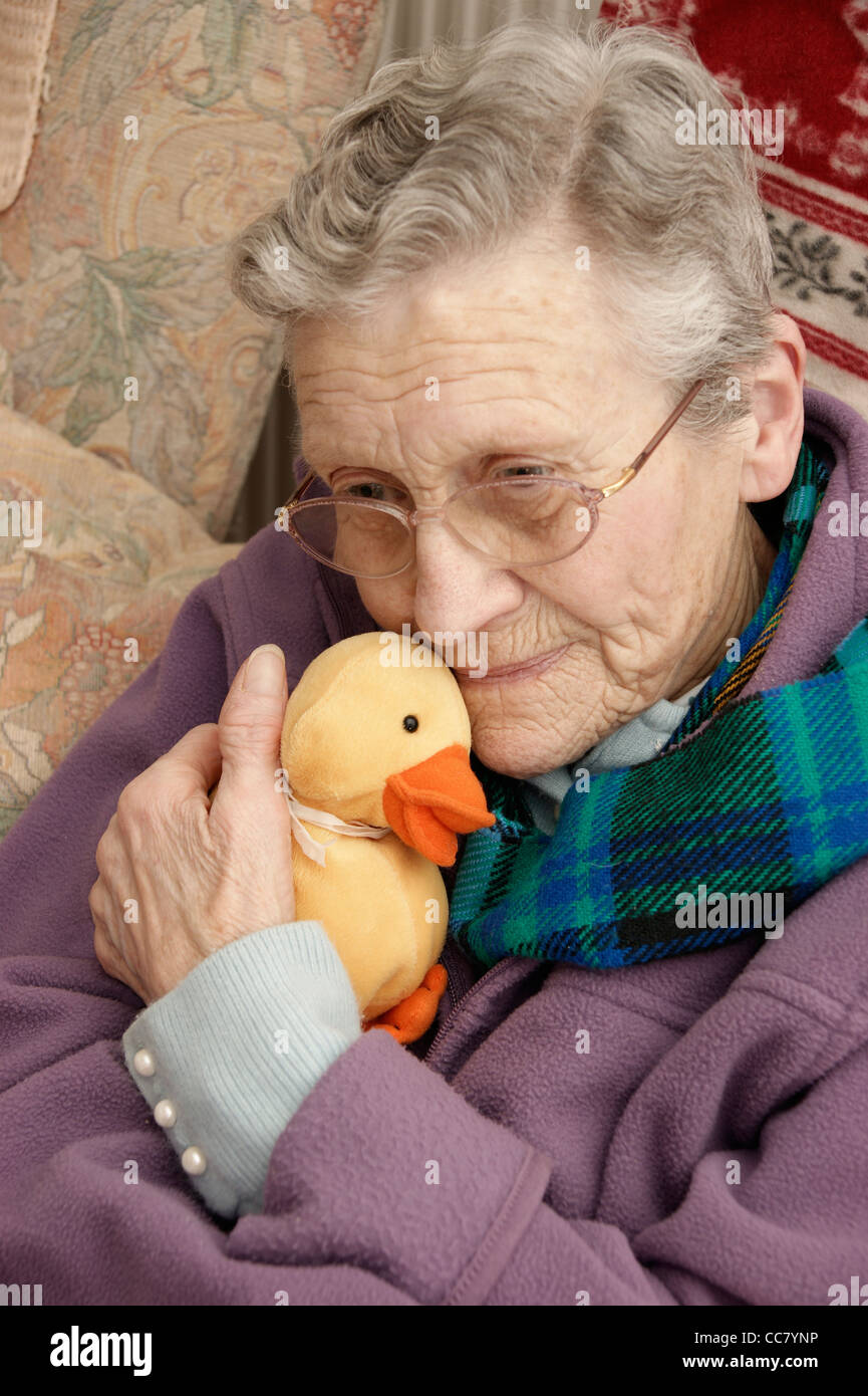 Donna anziana che indossa una giacca di lana e una sciarpa calda in inverno Foto Stock