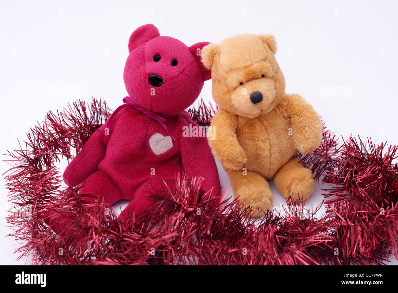 Orsetti Di Natale Immagini.Orsetti Di Peluche Con Tinsel Decorazioni Di Natale Su Sfondo Bianco Foto Stock Alamy