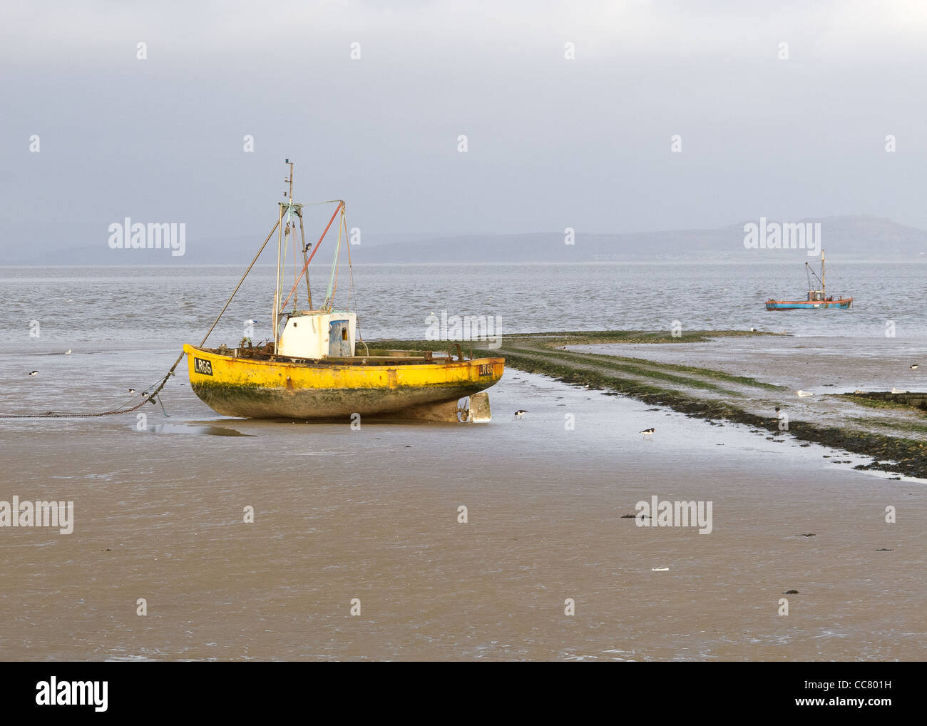 La baia di Morecambe Lancashire con una barca e la marea out Foto Stock