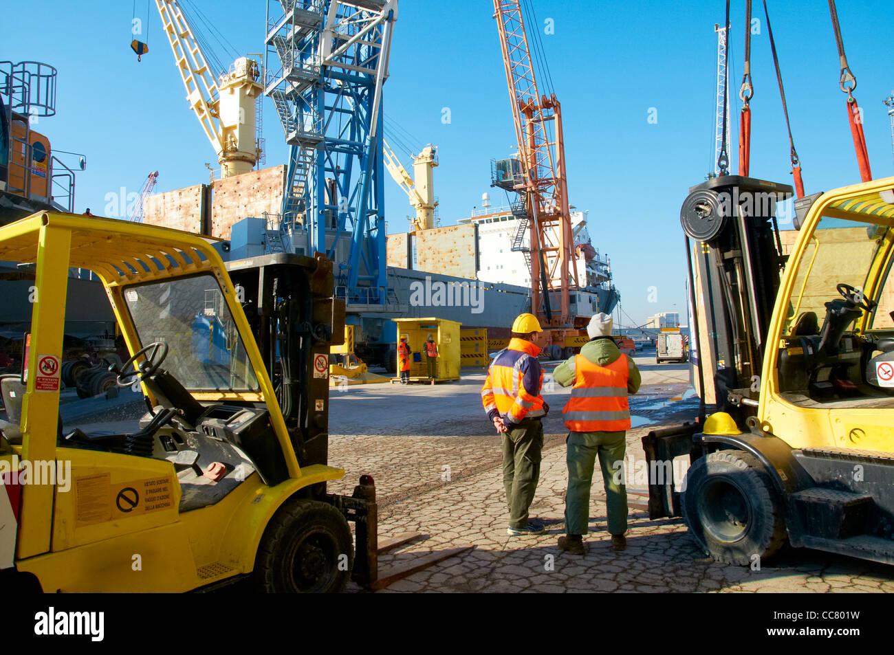 Attività business cargo contenitore di costruzione di gru di banchina di sviluppo Ingegneria energetica attrezzature di trasporto merci di esportazione di merci pesanti ho Foto Stock