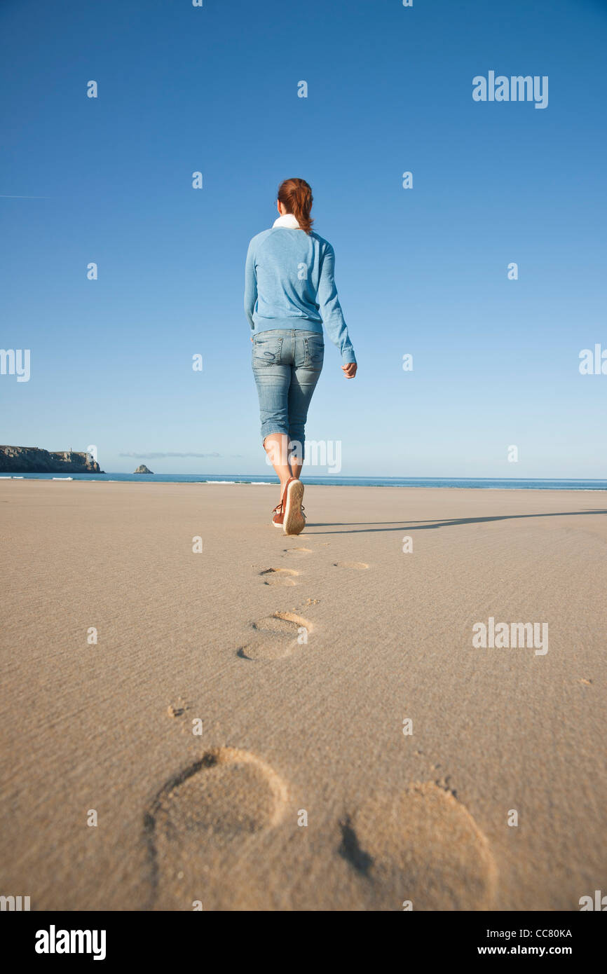 Donna sulla spiaggia, Camaret-sur-Mer, Finisterre, Bretagne, Francia Foto Stock