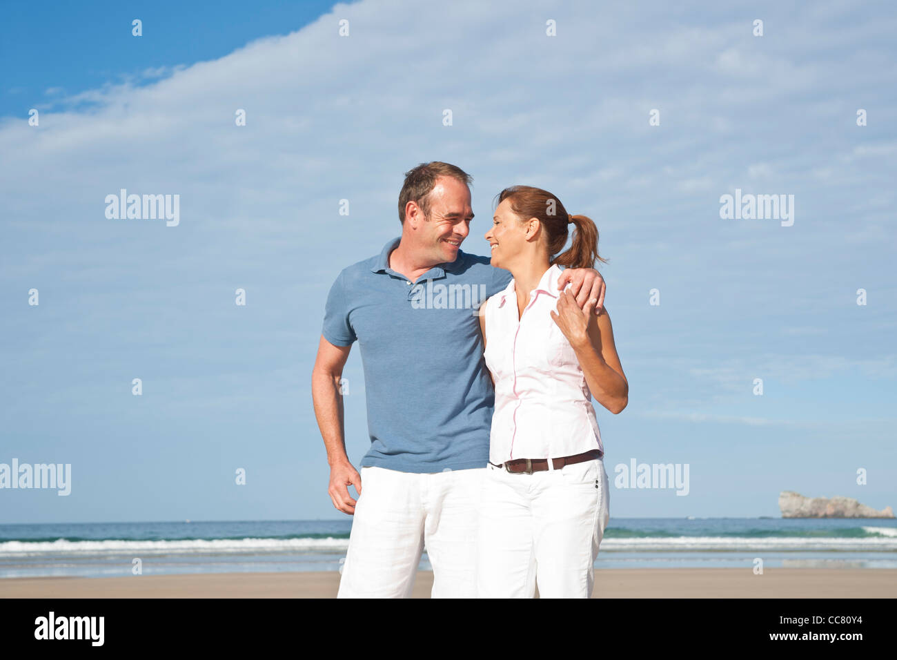 Coppia sulla spiaggia, Camaret-sur-Mer, Finisterre, Bretagne, Francia Foto Stock