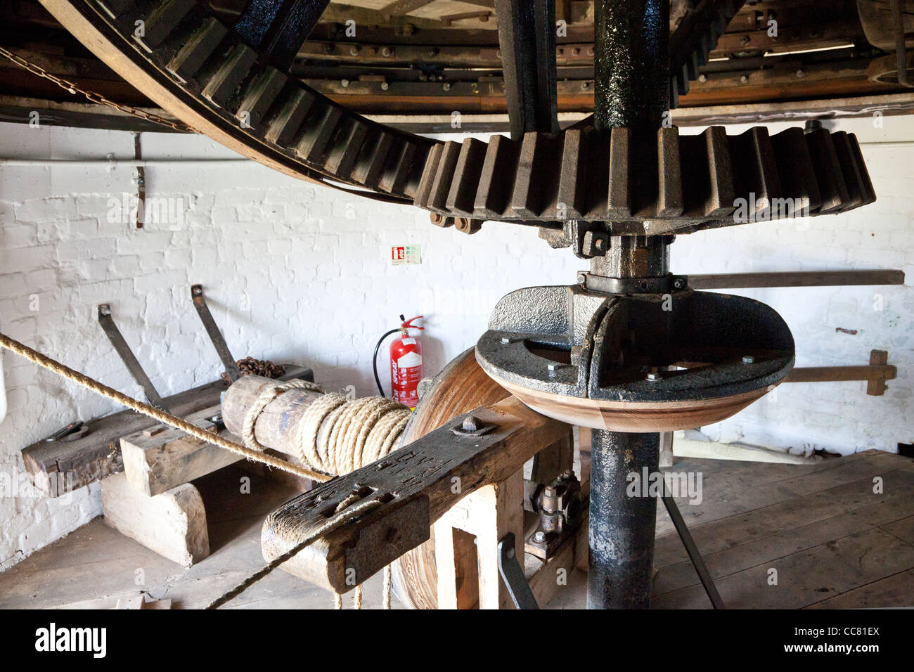 Meccanismo interno Wilton Windmill, un tower mill e il solo mulino a vento di lavoro nel Wessex, alla grande Bedwyn, Wiltshire, Inghilterra, Regno Unito Foto Stock