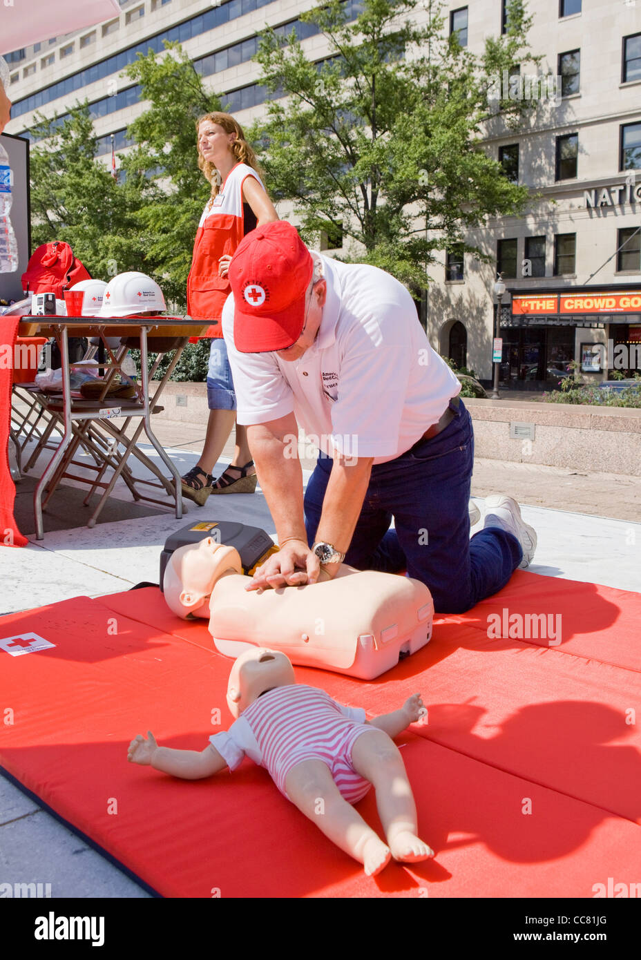 La Croce Rossa americana rappresentative durante la dimostrazione CPR (RCP  FORMAZIONE) - USA Foto stock - Alamy