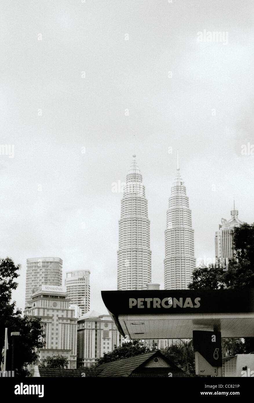 Le Petronas Twin Towers e una Petronas segno di petrolio nella città di Kuala Lumpur in Malesia in Estremo Oriente Asia sud-orientale. Città Moderna Travel Foto Stock