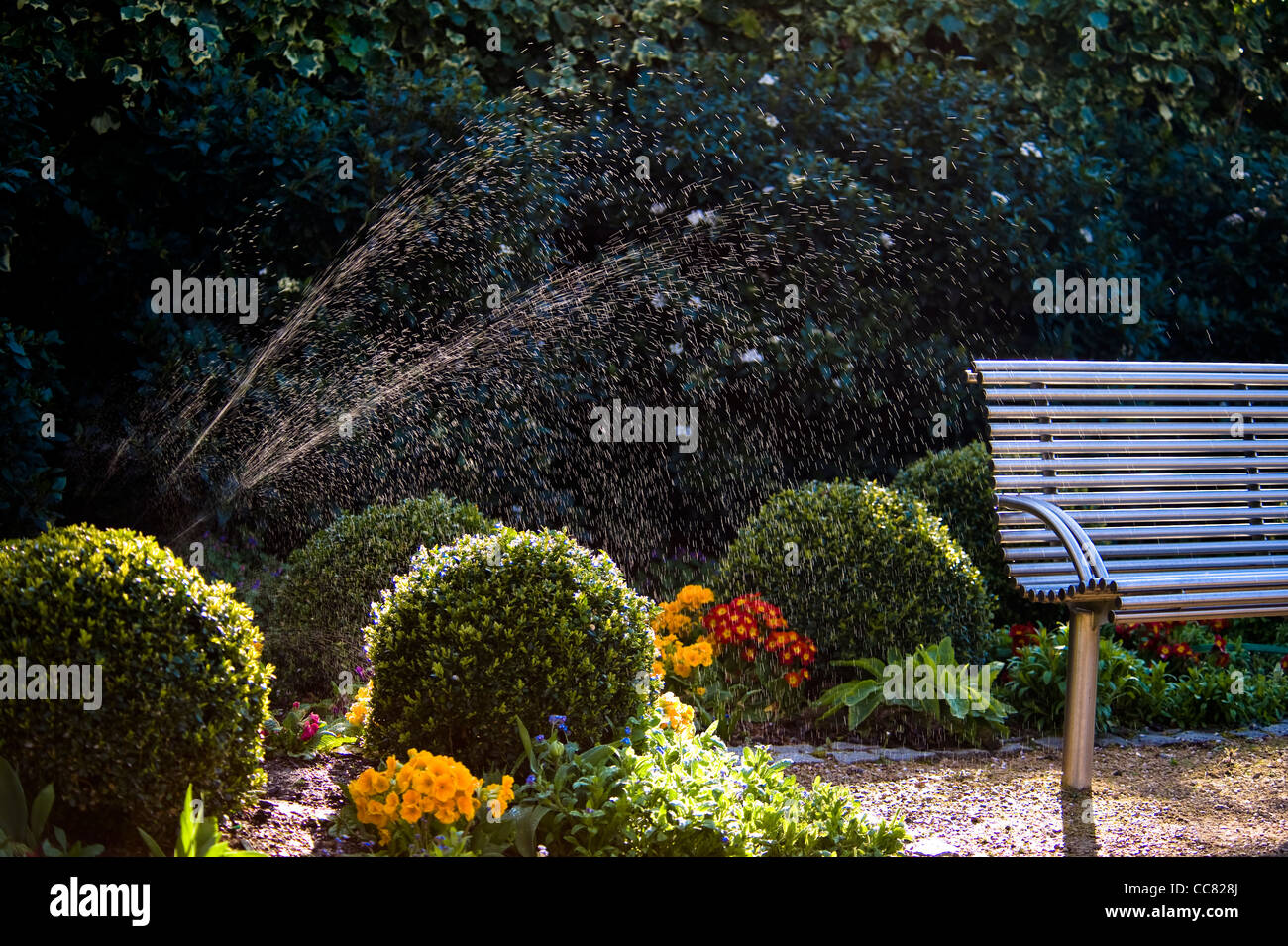 Parco di metallo banco a Mapesbury Dell Park in London Borough of Brent a Londra Foto Stock