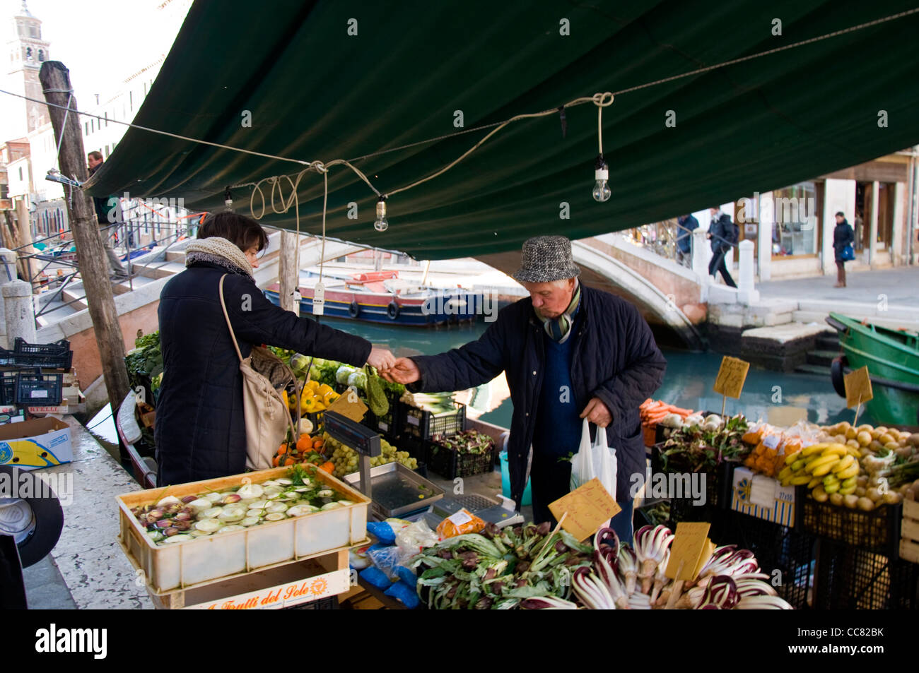 Acquisto di vegeatables anf frutta fresca da un negozio su una chiatta sul canale Foto Stock