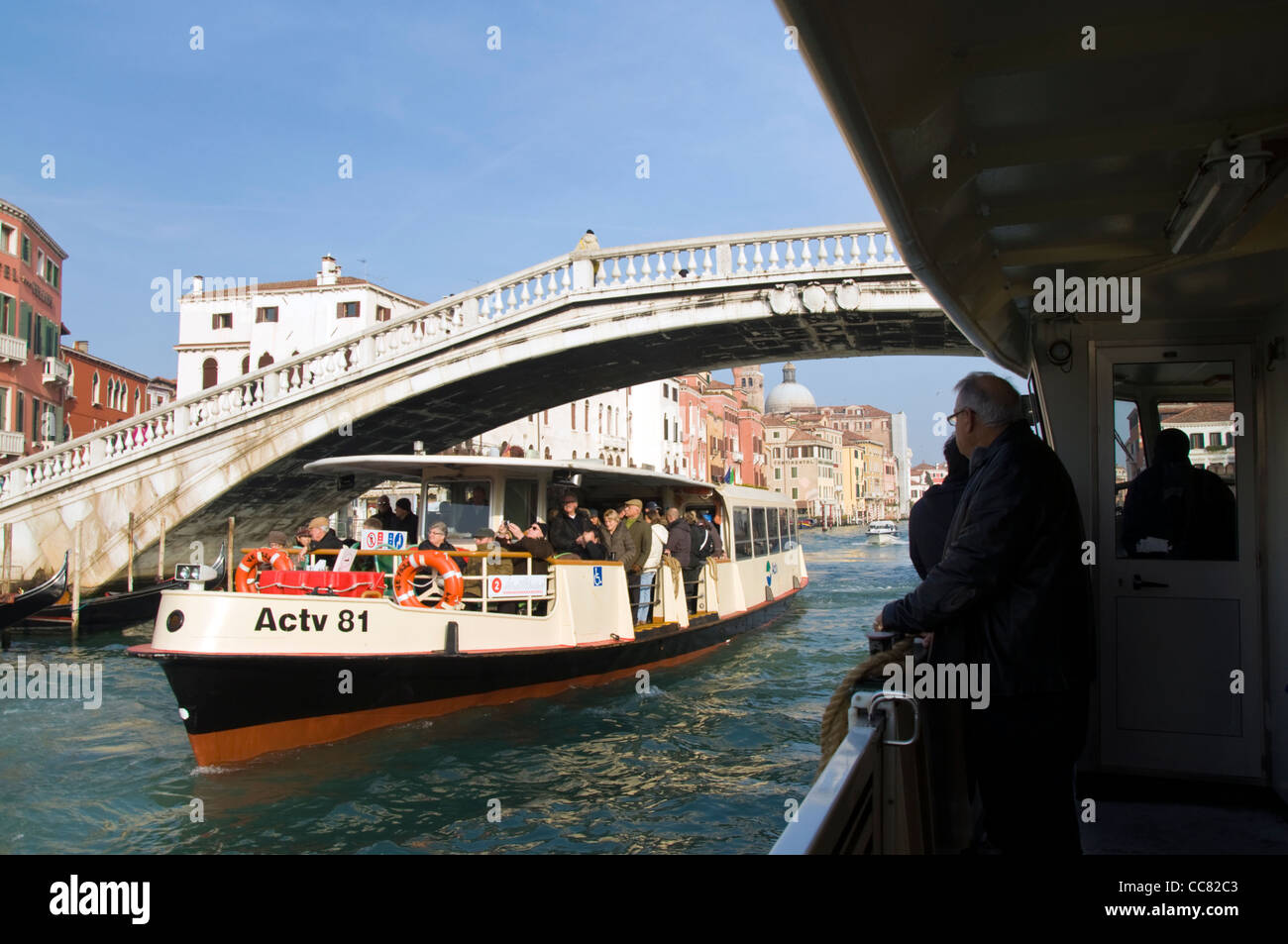 Vaporetti Vaporetti passare sotto il Ponte degli Scalzi sul Canal Grande Foto Stock