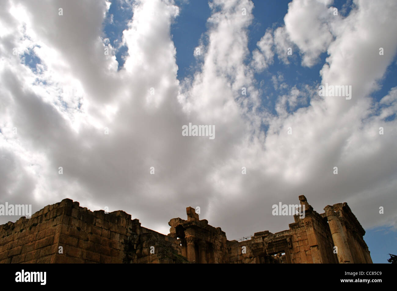 La mano di Dio, Baalbek tempio nella formazione delle nuvole, Bekaa, Libano Foto Stock