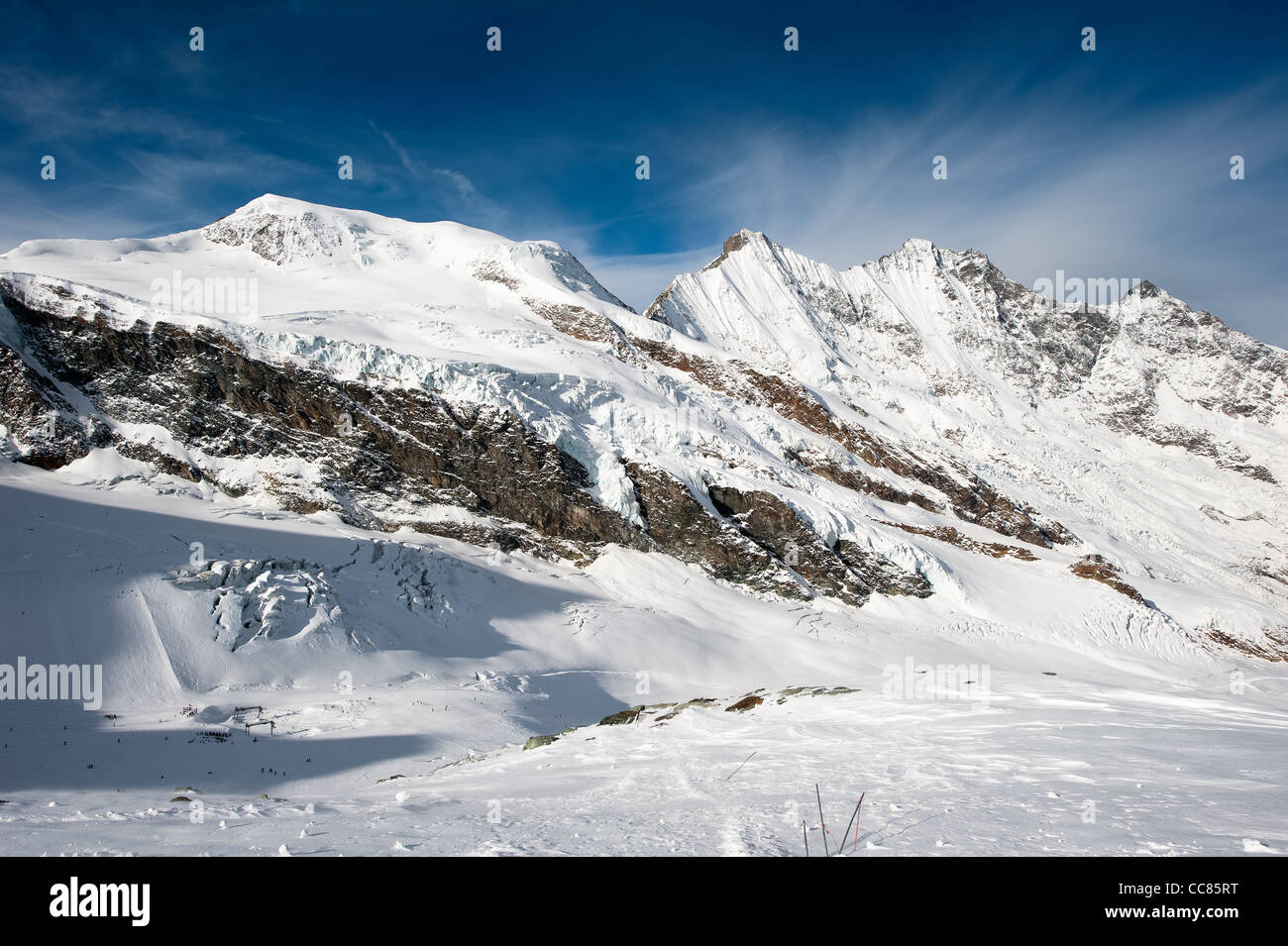 Vista panoramica dal Mittelallalin dei picchi di montagna (Alphubel, Dom Taeschorn) a Saas Fee in inverno, Svizzera Foto Stock